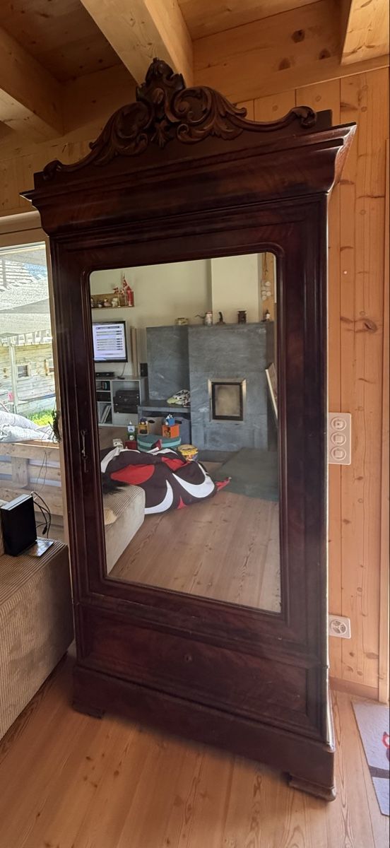 Schränke: Alter Schrank mit Spiegel  – Gebraucht aus Savognin von Moelbys