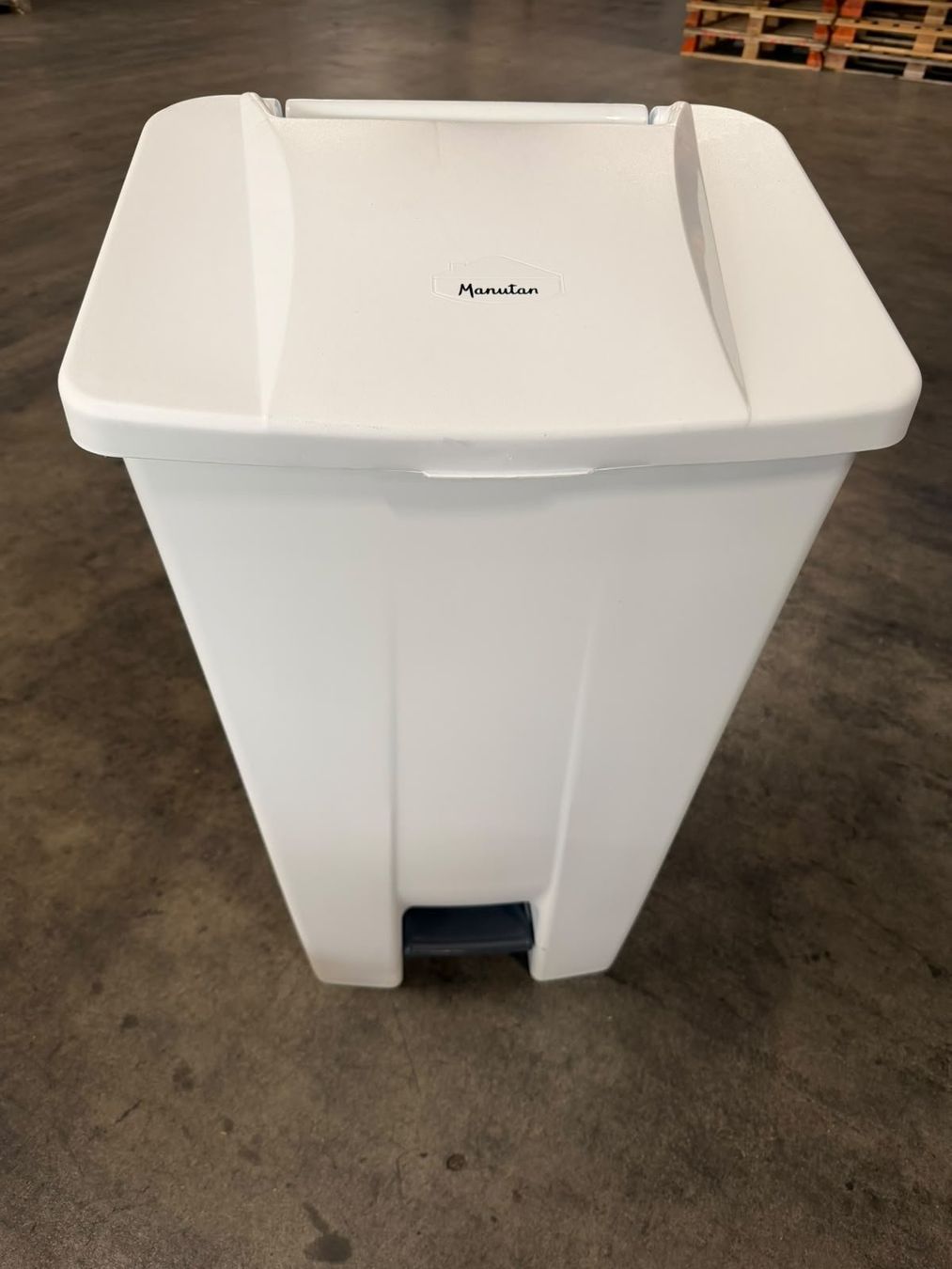 Poubelles: Kunststoff-Abfallbehälter mit Deckel 120L – D'occasion à Kaiseraugst par Sorgenti