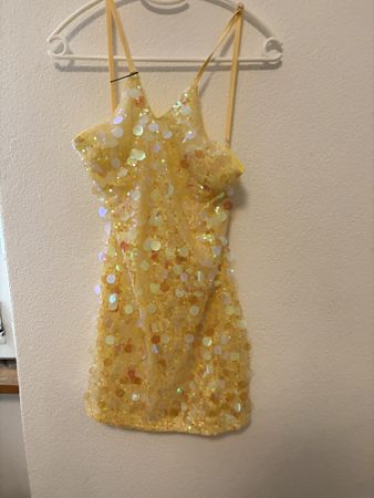 Kurzes Paillettenkleid gelb ärmellos guter Zustand