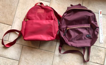 2 x Kleine Rucksäcke, 1 x Rot und 1 x Marrone-Farbe