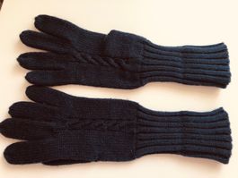 Warme, dunkelblaue Strickhandschuhe für den Winter.