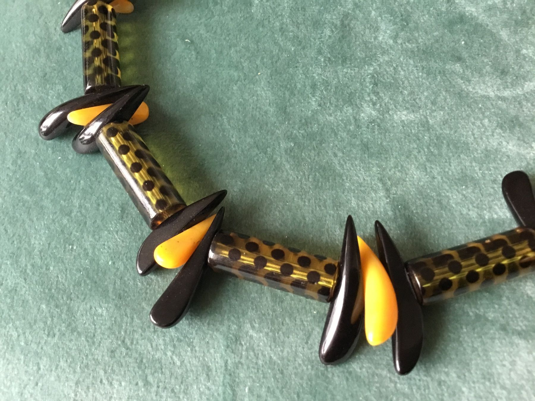Catenine: Collier tour de cou original plexi noir / jaune – Nuovo e nell'imballaggio originale da Le Landeron venduto da nic_8hd5 1