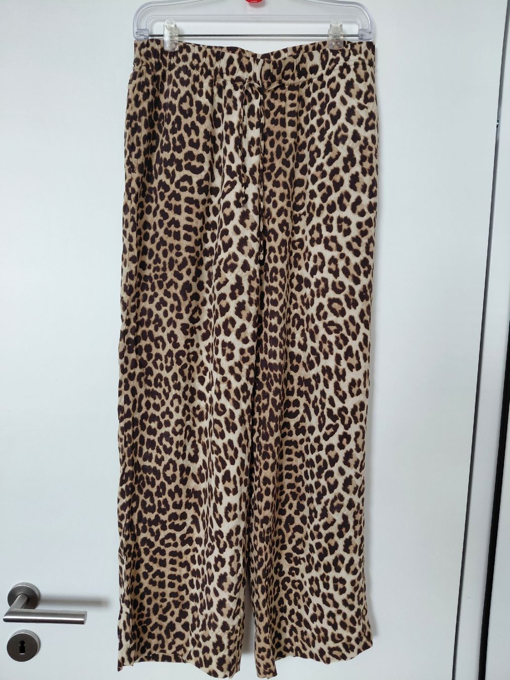 H&M Pantaloni: Sommerhose im Leoprint von H&M – Nuovo (secondo la descrizione) da Geuensee venduto da sonnenstunden