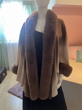 Elegantes Cape / Poncho von Frank Lyman