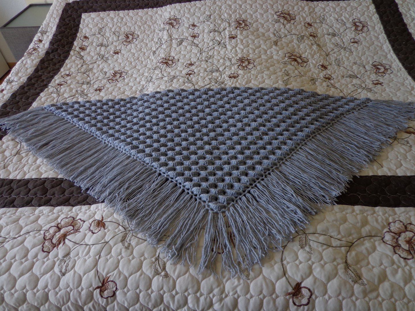 Foulard & Sciarpe: SCHULTERTUCH IN 3D GEHÄKELT – Nuovo (secondo la descrizione) da Kreuzlingen venduto da Ylay