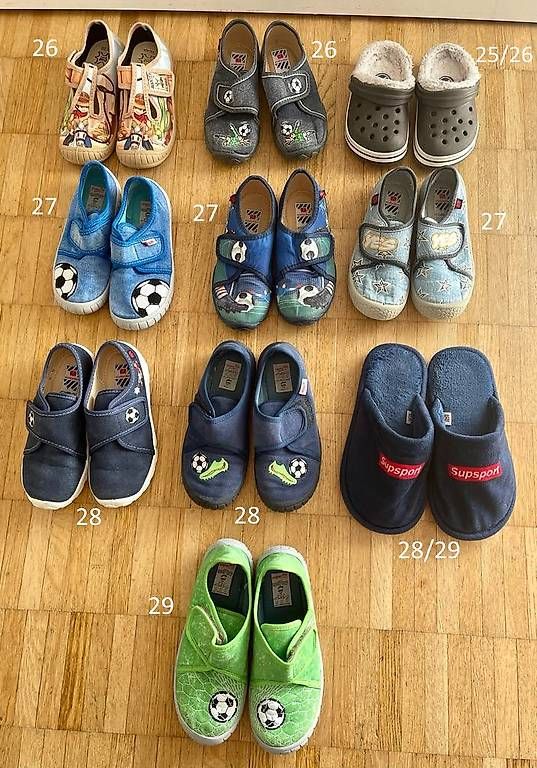 Scarpe per ragazzi: verschiedene Hausschuhe Grösse 26 bis 29 – Usato da Zürich venduto da giovannisp