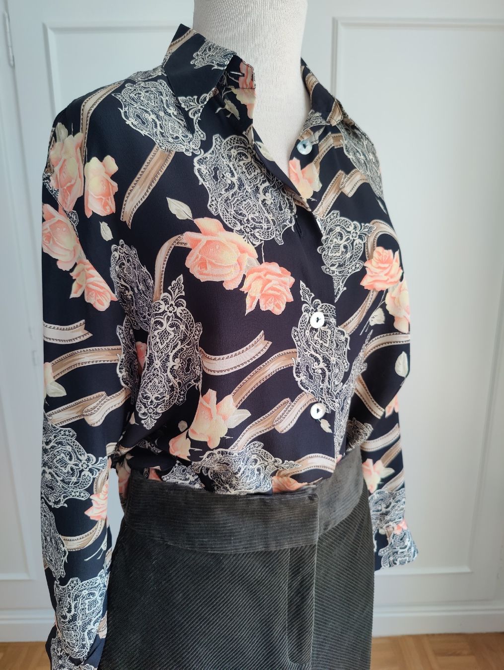 Camicette: Vintage Pure Silk Patterned Shirt Button-Up Blouse – Usato da La Tour-de-Peilz venduto da dAutrefois 9