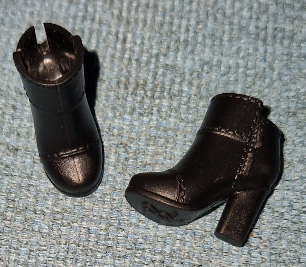 Poupées: chaussures pour Barbie  – D'occasion à Couvet par Pioune