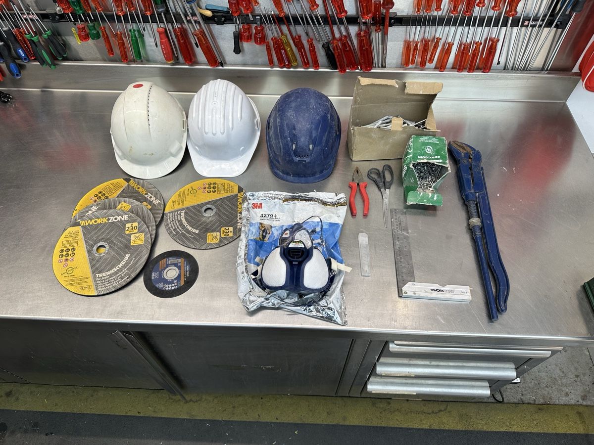 Tutti gli attrezzi: Baustellenmaterial – Usato da Schwende venduto da weesli