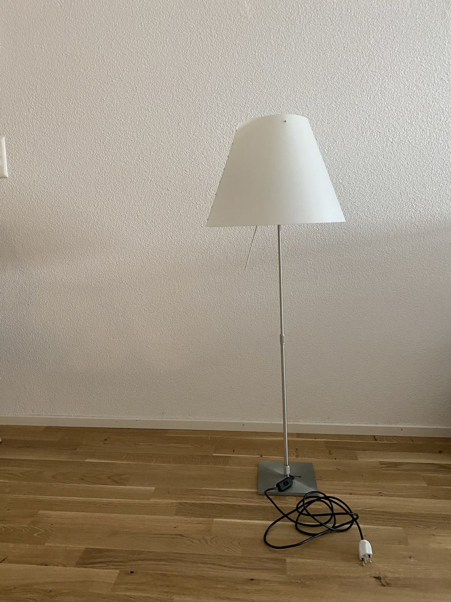 Lampade: Floor Lamp Constanza White Metal Base Used Condition – Usato da Zug venduto da lil_mj92