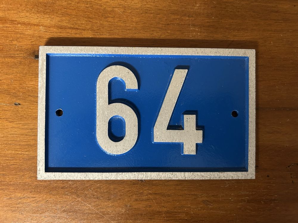 Insegne: Hausnummernschild Aluminium-Guss Nr. 64 blau/silber – Usato da Agriswil venduto da Mafi_69