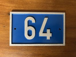 Hausnummernschild Aluminium-Guss Nr. 64 blau/silber