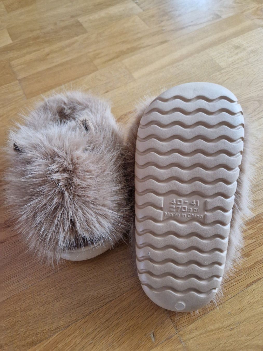 Scarpe da uomo: Capybara Hausschuhe, neuwertig, Gr. 34-35 – Nuovo (secondo la descrizione) da Buchs Sg venduto da Valedi 4