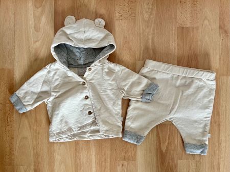 Neuwertiges Neugeborenen-Set Hose und Jäkchen Grösse 50