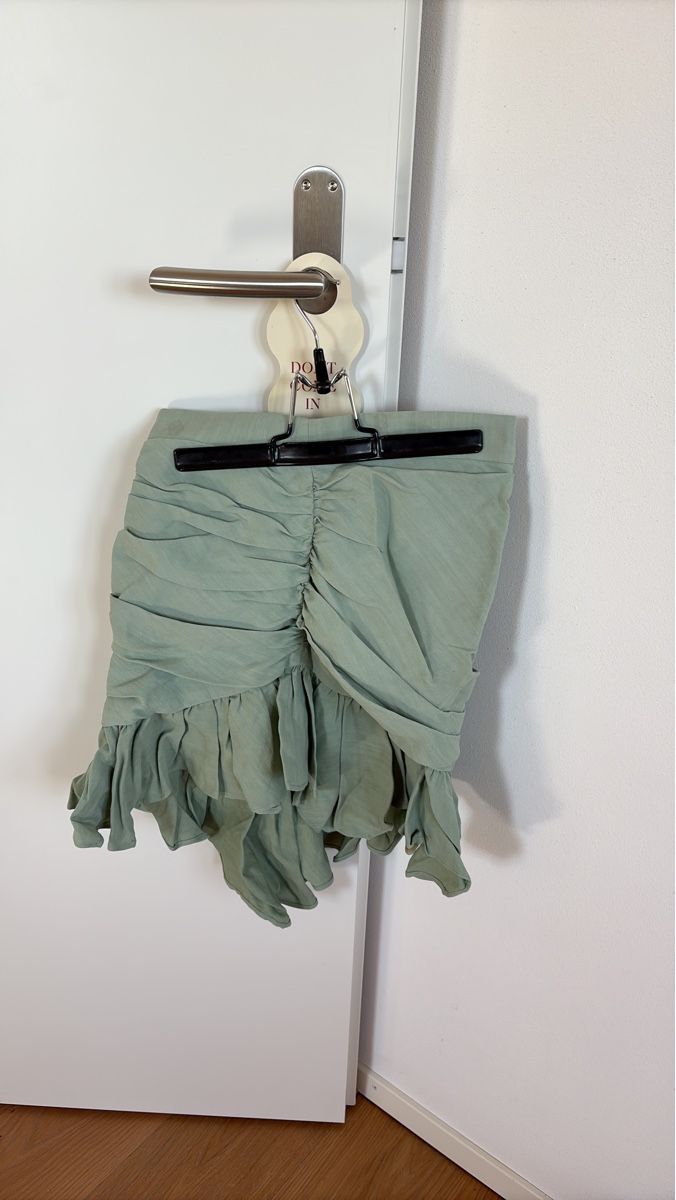 Zara Gonne: Pistachio Green Ruffled Mini Skirt – Usato da Oberhasli venduto da ani_97f7