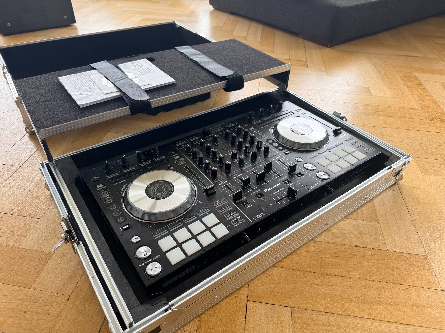 Pioneer Console di mixaggio: Pioneer DDJ-SX DJ + Magma case – Usato da St. Gallen venduto da JimmyGPT