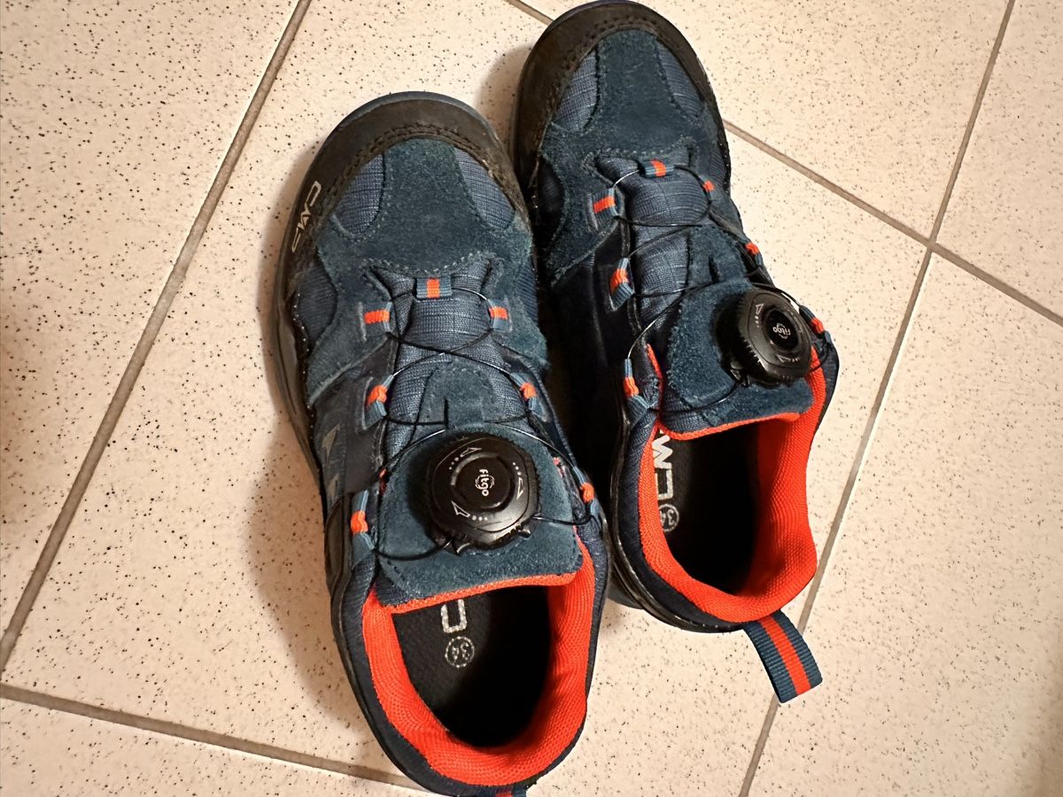 Chaussures garçon: Robuste Wanderschuhe Gr34 – D'occasion à Stäfa par Oster_glocke