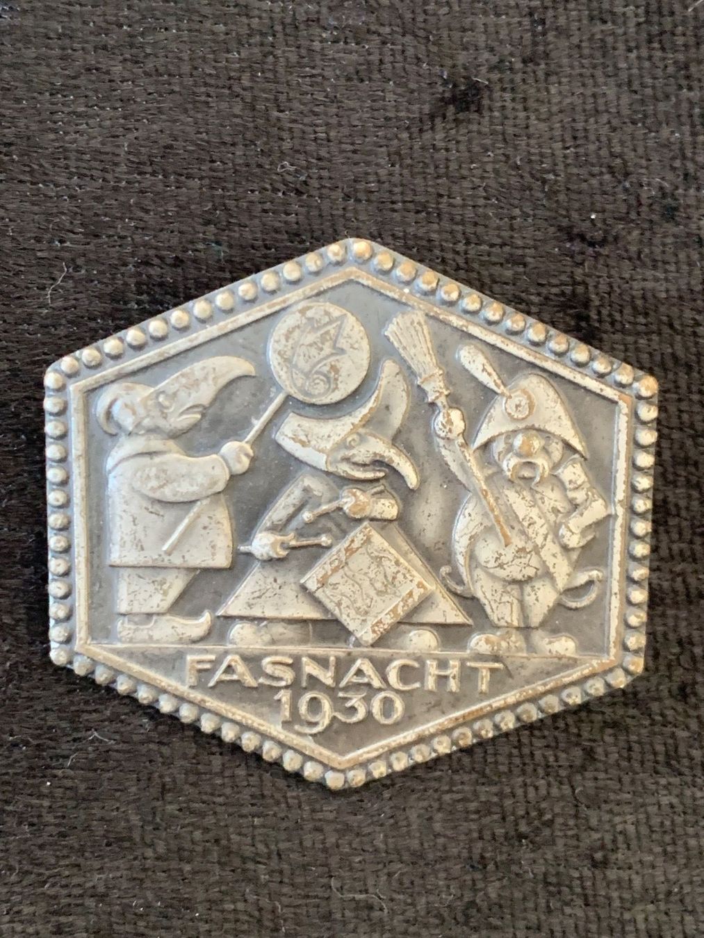 Basler Plaketten & Abzeichen: Fasnacht Basel Plakette SILBER 1930 – Gebraucht aus Basel von fasnachtsoutlet1965