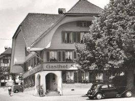 GROSSHÖCHSTETTEN: Gasthof Sternen mit Oldtimer ~1950