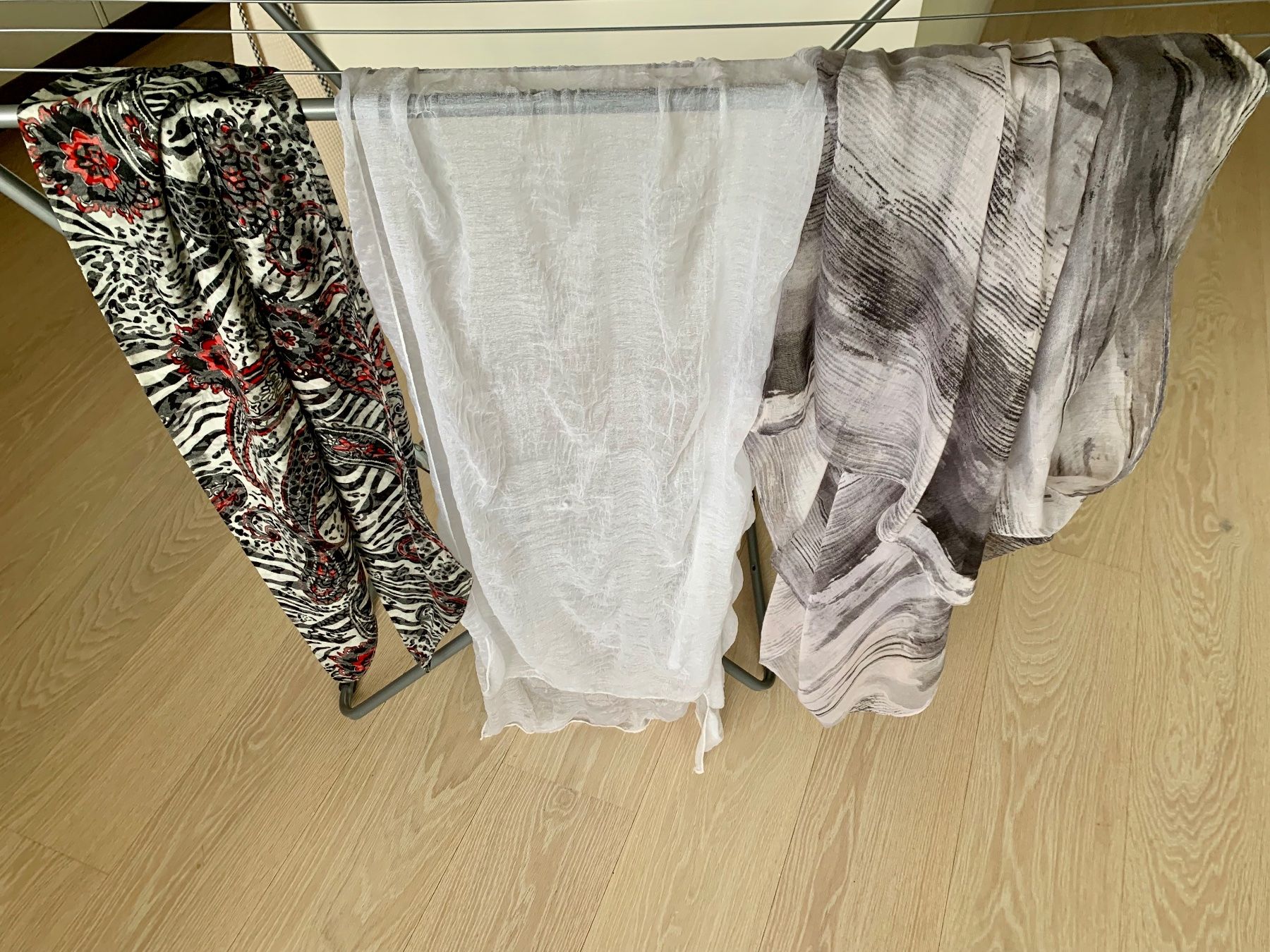 Foulard & Sciarpe: 3 Sommer Schals: Leoprint, Weiss, Grau – Usato da Schwanden GL venduto da Cicala