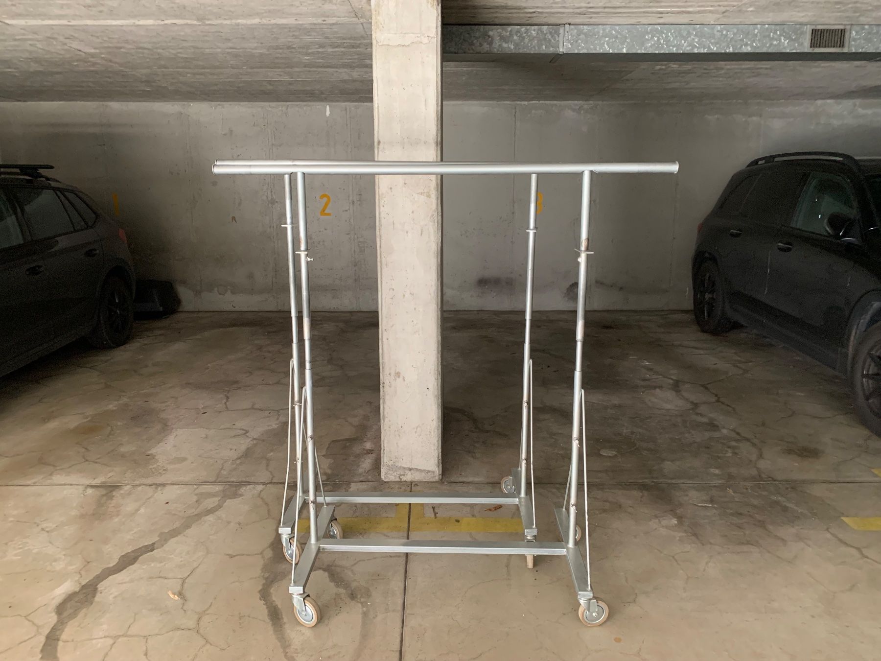 Autres décorations & accessoires: Kleider Ständer auf Rollen - Robuster Industrie Teil – D'occasion à Zürich par ZHtobi