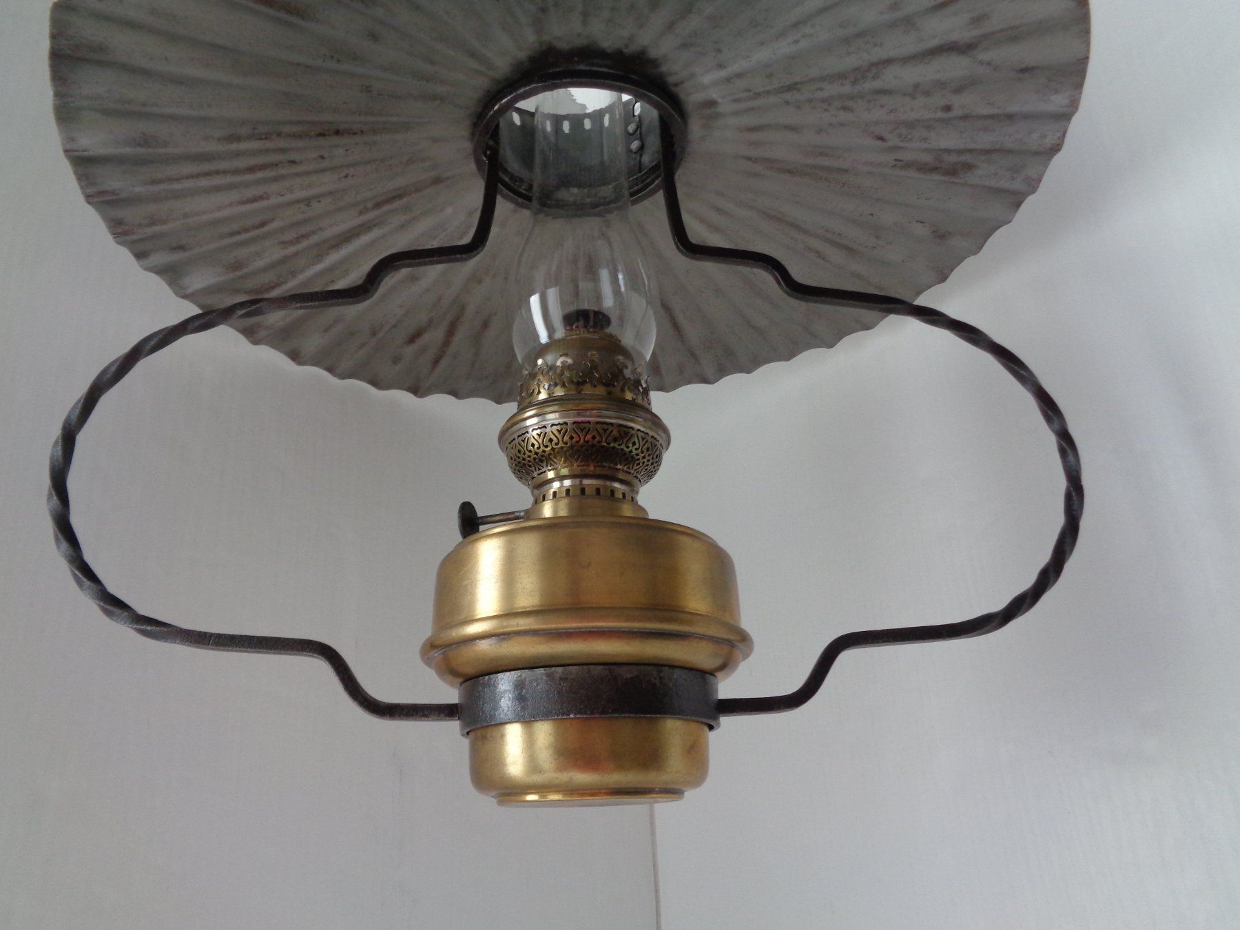 Lampade: Antike Petrollampe handgeschmiedet – Usato da Chur venduto da omonia 1