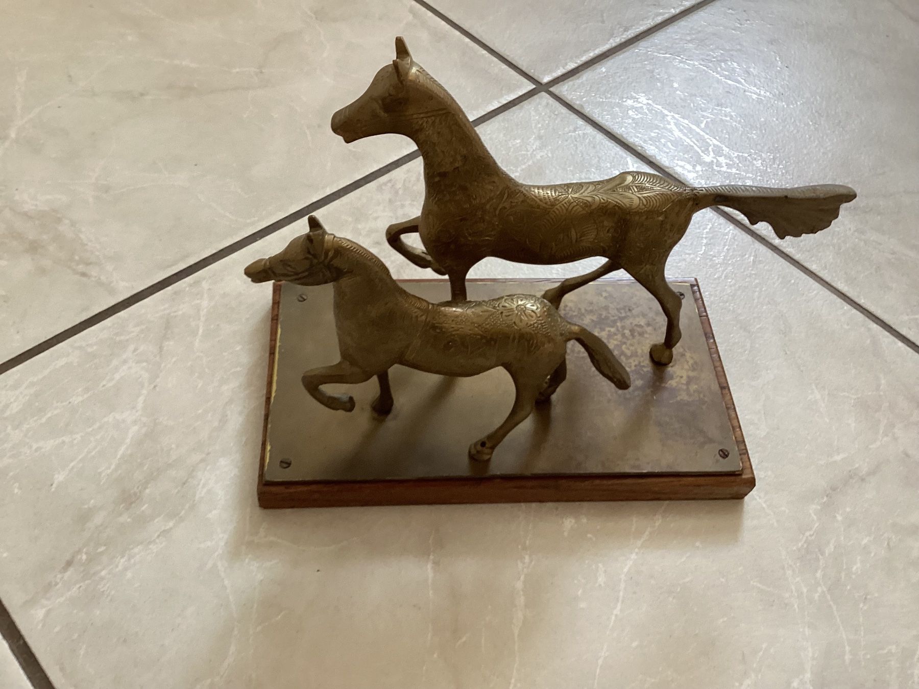 Skulpturen & Statuen: Messing Pferde auf Holzsockel ! Mit Muster ! – Gebraucht aus Schöfflisdorf von seahorse61 1