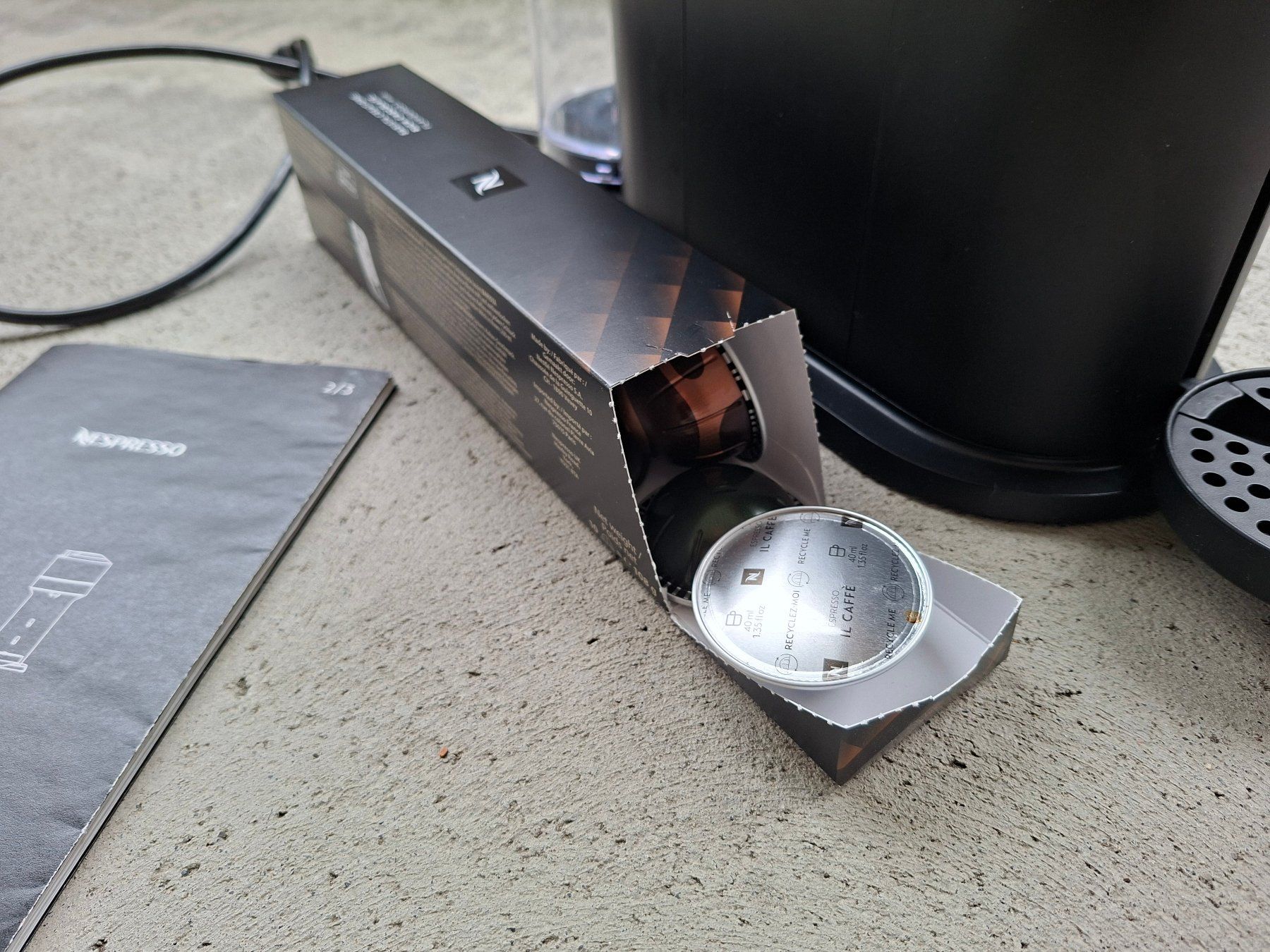 Nespresso Macchine per caffè & Macchine per espresso: Nespresso Vertuo Next Maschine mit einigen Kapseln – Usato da Gretzenbach venduto da RedCarGuy 3