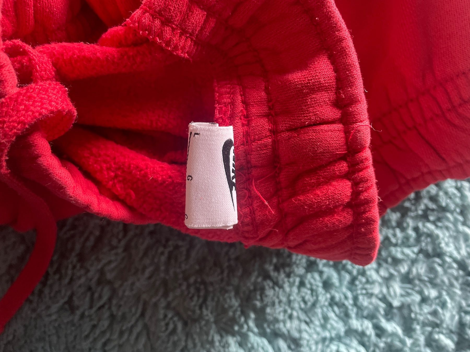 Nike Pantaloni: Pantalon de training Nike rouge en taille L – Usato da Monts-de-Corsier venduto da mol_tf27 2