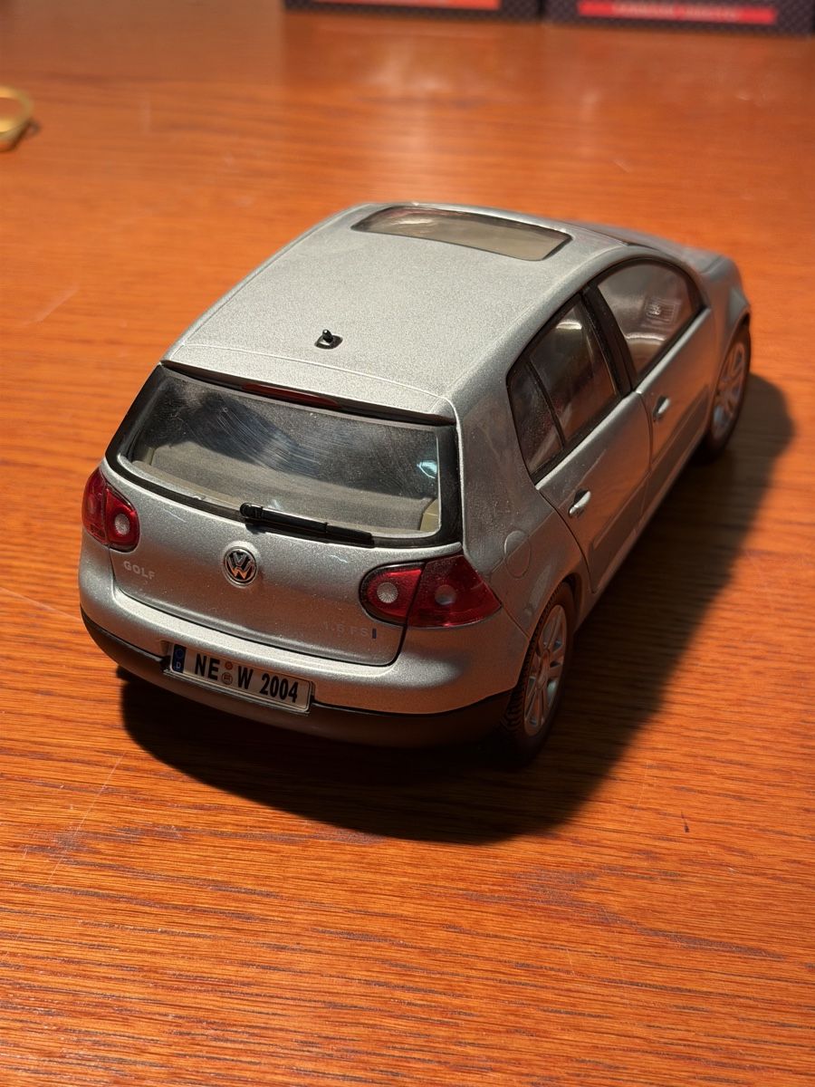 Bburago Modellautos: Volkswagen Golf V, 2004, Silver - Bburago Model Car – Gebraucht aus Lausanne von vas_cdb2 4