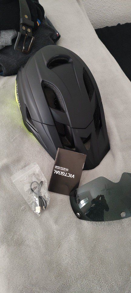 Caschi: Fahrrad Helm LED Licht – Nuovo e nell'imballaggio originale da Suhr venduto da sjay.Cv 2