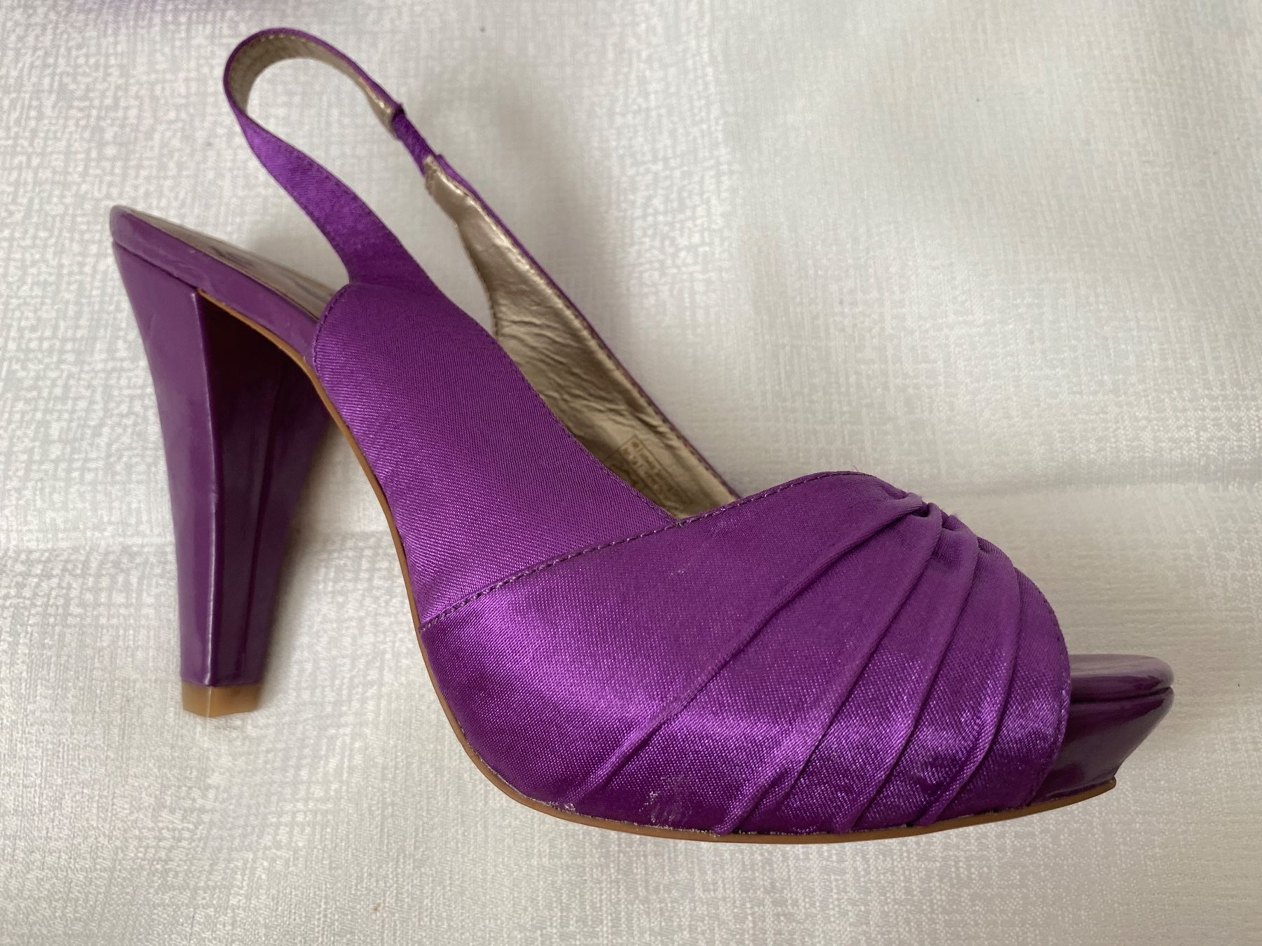 Chaussures femmes: Lila glänzende Peeptoes Gr. 38 – D'occasion à Hausen AG par corinne_g 4