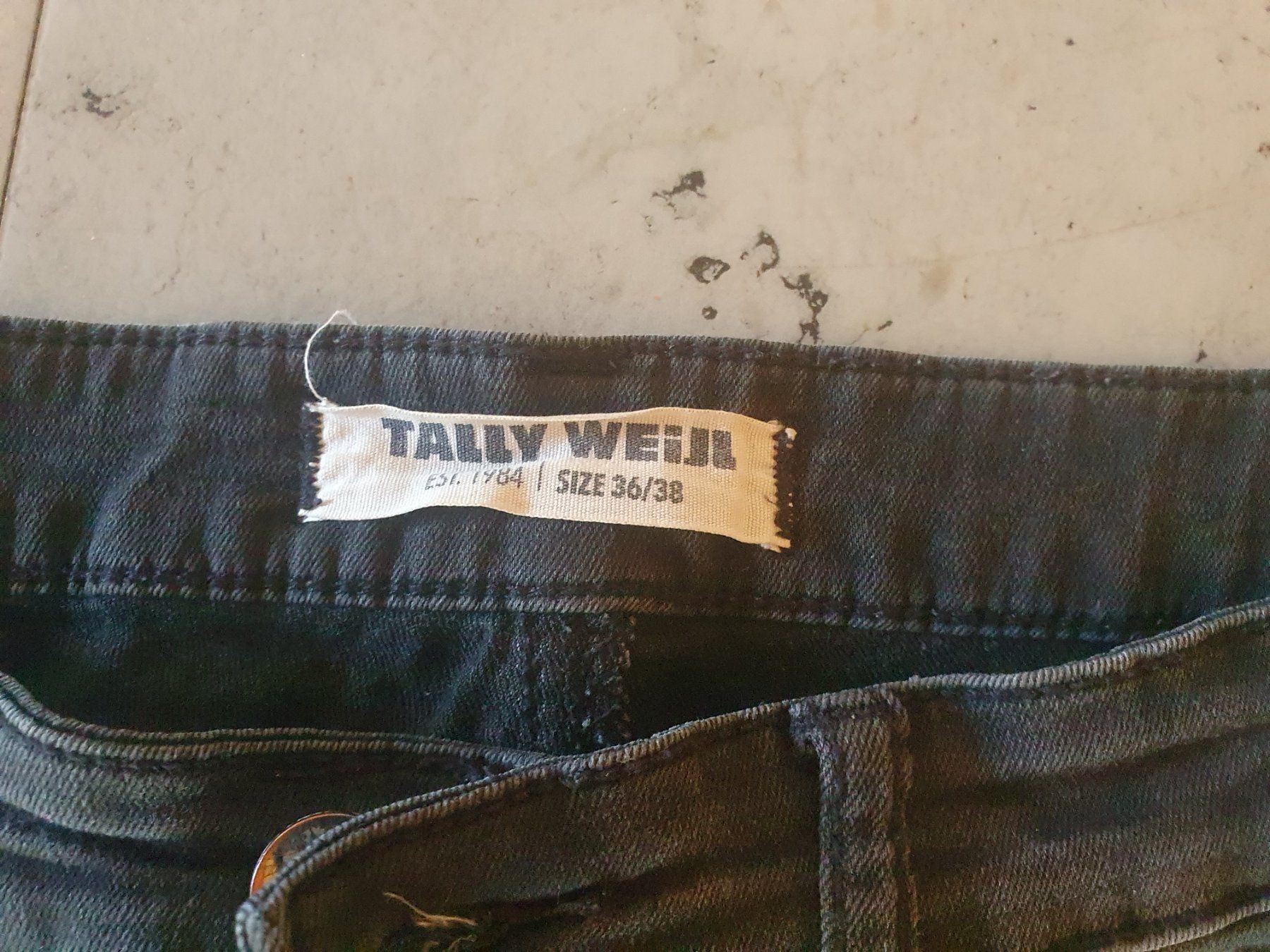 Jeans: Jeans Schwarz – Usato da Moosseedorf venduto da Sonnenschein.. 2