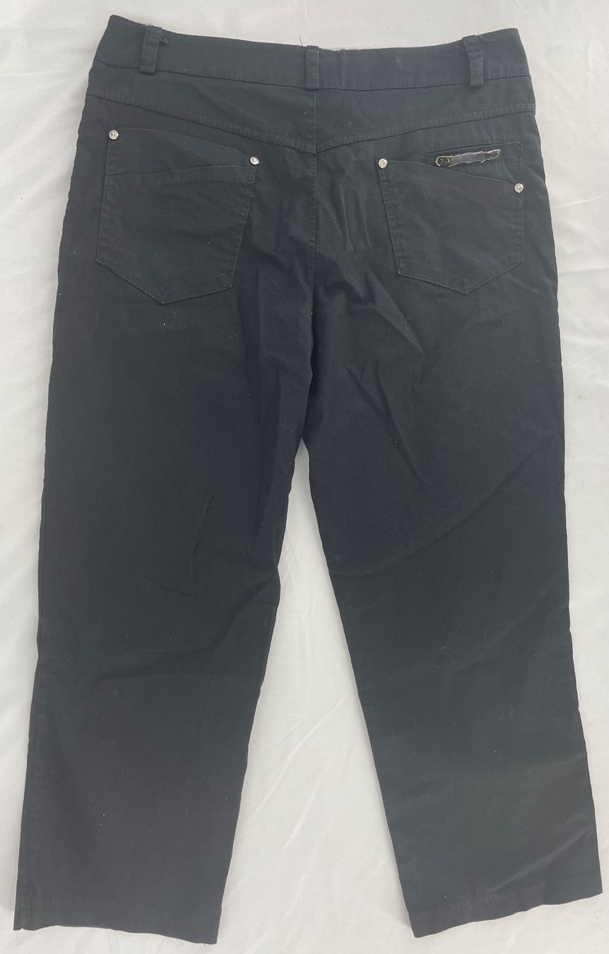 Pantalons: PANTALON 3/4 NOIR – D'occasion à Lausanne par PlusValue_Lausanne 1