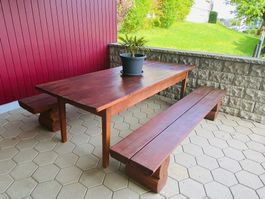 Grosser Tisch mit Schubladen und massiven Holzbänken, 250 cm
