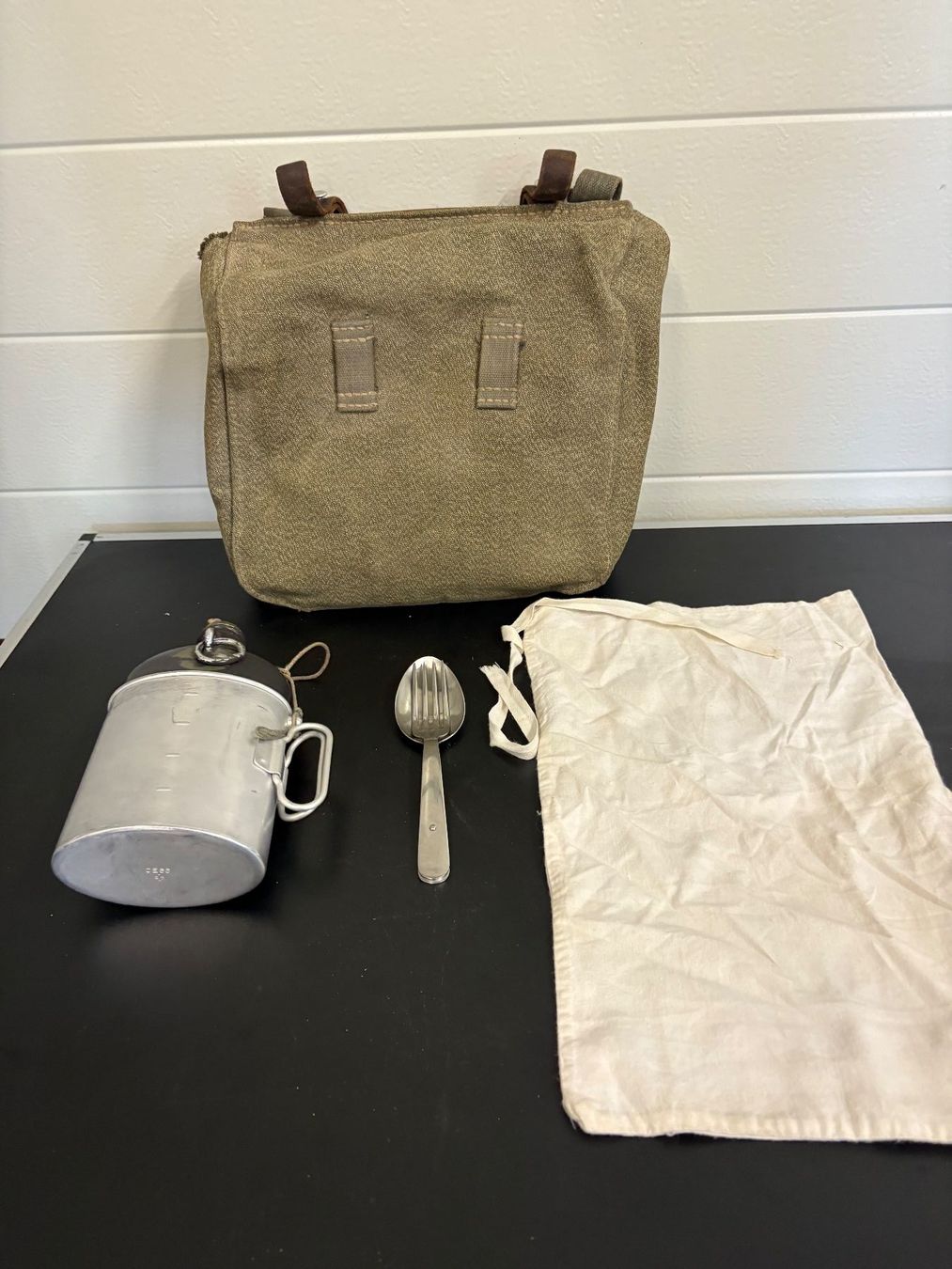 Schweizer Armee Ausrüstung & Ersatzteile: Armee Feldflasche Kochgeschirr mit Tasche gebraucht – Gebraucht aus Wiesendangen von plus-minus 2