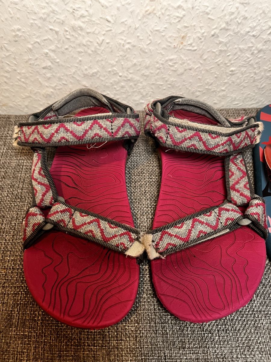 Teva Scarpe per ragazze: Teva Sandals & Flip Flops measure 19cm – Usato da Genève venduto da dmt_y25y 1