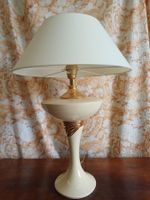Elegante Tischleuchte in Cremeweiss und Gold