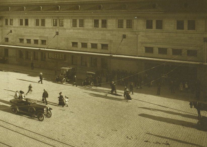 Cartoline postali: Lausanne. La Gare Centrale. Vers 1920 – Usato da Versoix venduto da HELVETICA_1 3