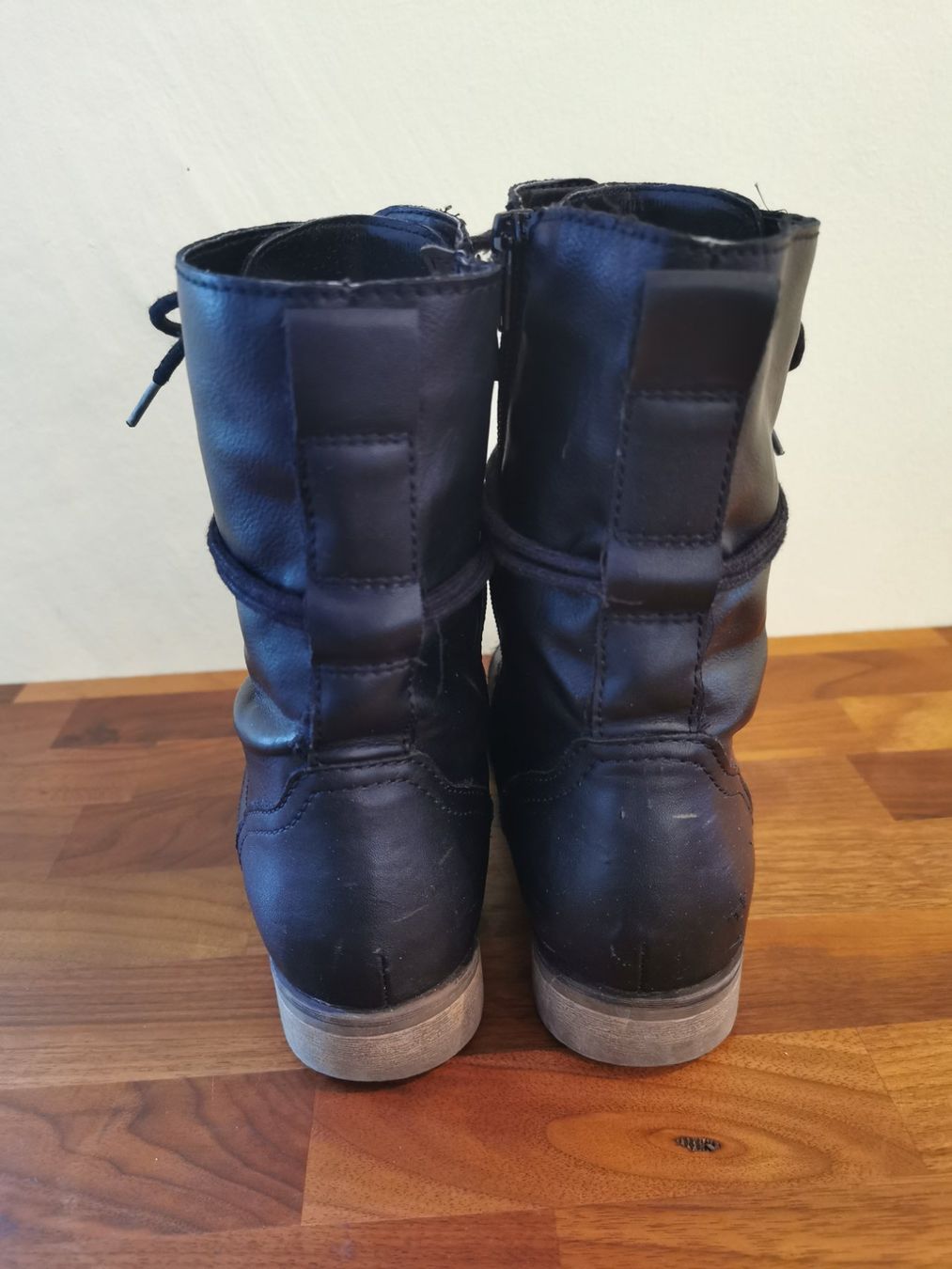 Scarpe da donna: Schwarze Stiefeletten / Schnürstiefel Gr. 37 – Usato da Boniswil venduto da Totomat-Lady 3