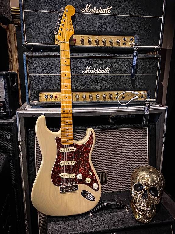Strumenti musicali: Stratocaster Bacchus produced by headway – Usato da Montreux venduto da Alligator-AMPS 1