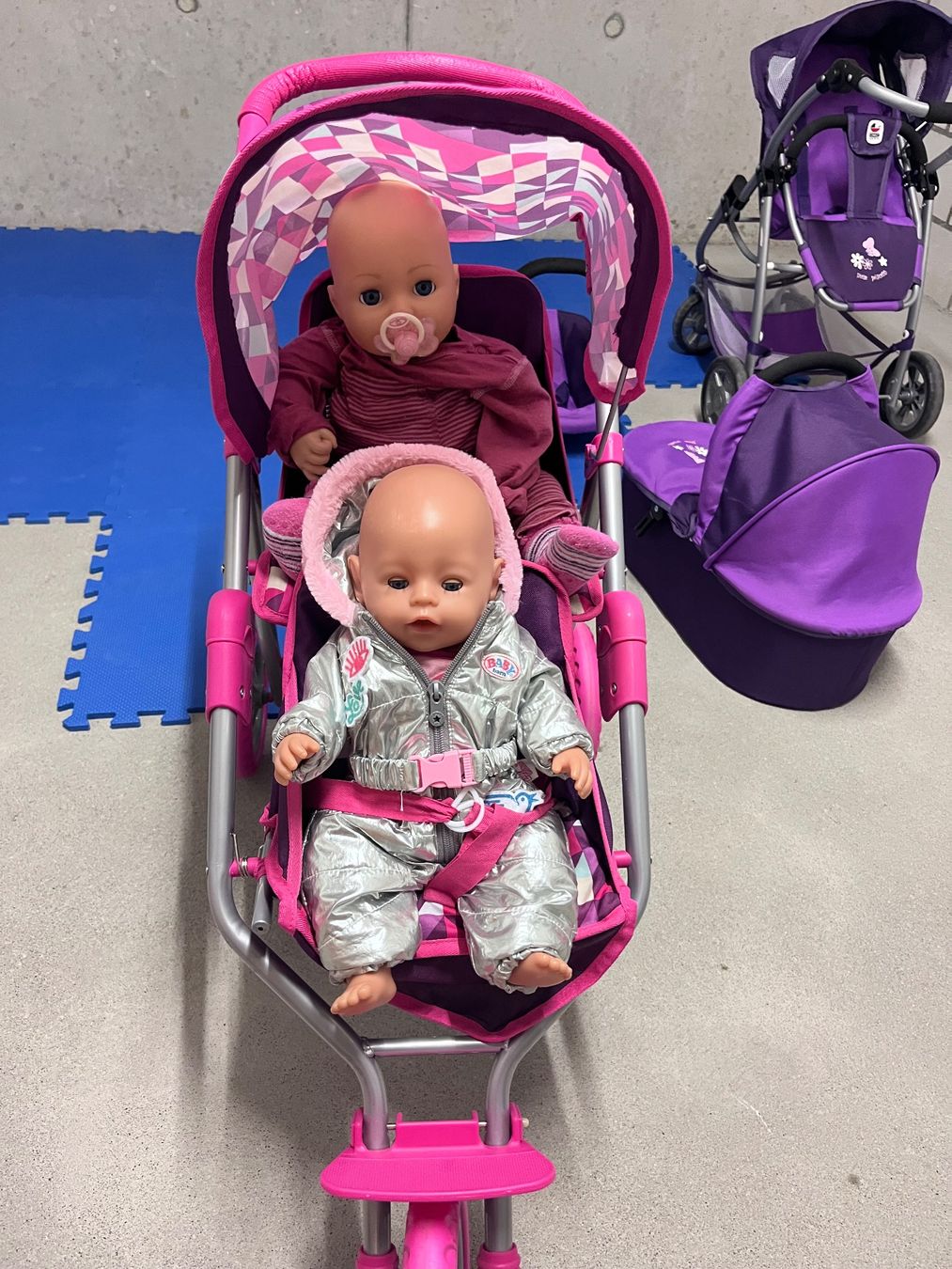 Puppenwagen: Zwillingspuppenbuggy pink – Gebraucht aus Büren an der Aare von fogo83 4