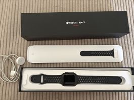 Apple Watch Nike Series 3 schwarz mit Zubehör im Set