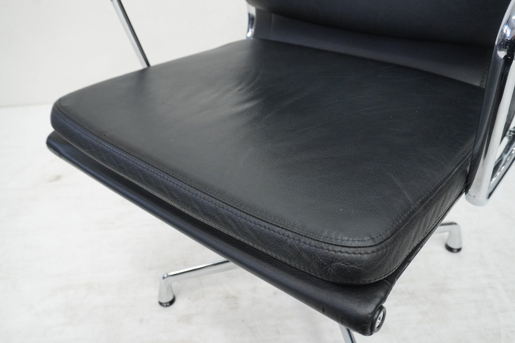 Vitra Sedie: Vitra Soft Pad EA207 Leder nero Designklassiker – Usato da Bad Zurzach venduto da QLASSIQ 6