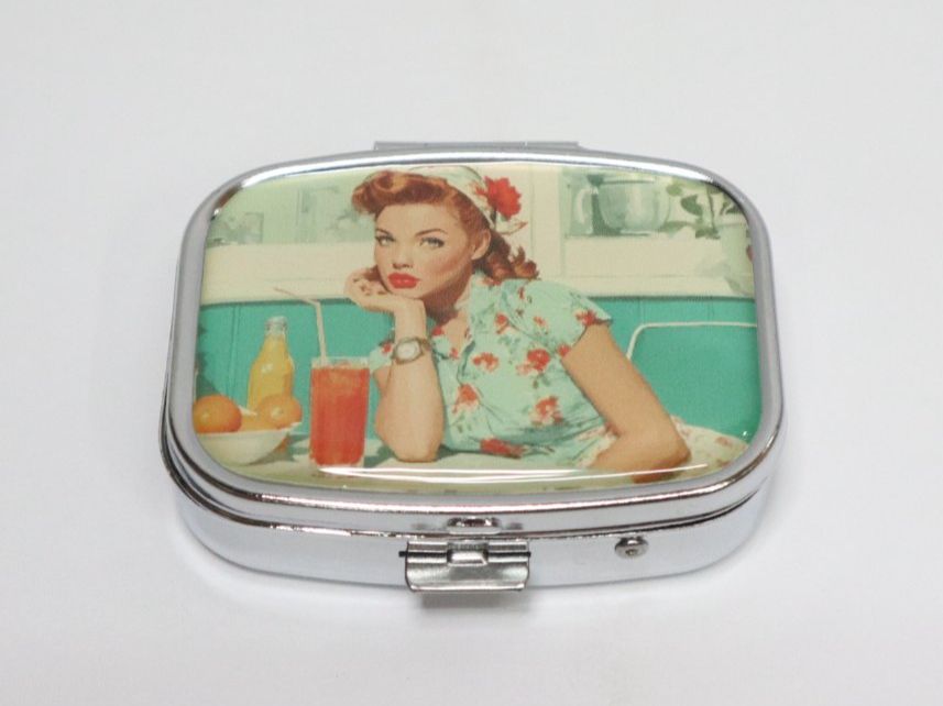 Sonstige Kosmetik & Pflege: Metall Pillendose Pin-Up – Neu (gemäss Beschreibung) aus Eschenbach SG von Astalavista
