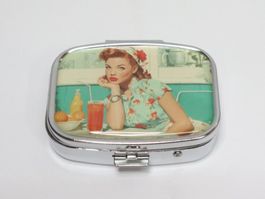 Metall Pillendose Pin-Up