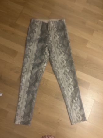 Trendige Hose mit Schlangenmuster, Grösse 36, neuwertig!