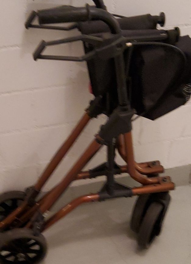 Gehhilfen: Rollator klappbar braun schwarz – Gebraucht aus Hinwil von Nabe1 3