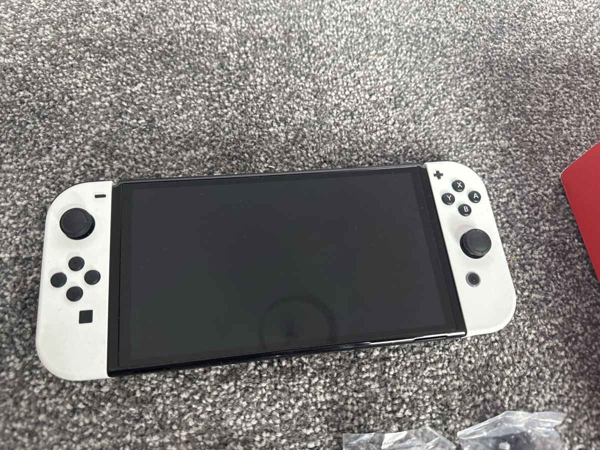 Nintendo Console: Nintendo Switch OLED mit 4 joycons + Mariokart 8 – Usato da Oberuzwil venduto da YoungDusty 1