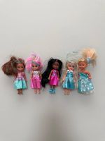 5 kleine Spielzeugpuppen